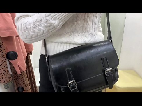 ❤️ Offentlig onani av ungtispe FeralBerry med en dildo i prøverommet ❤️ Vakker porno ved no.pornovore.ru ﹏