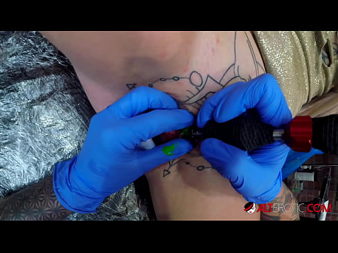 ❤️ Ekstremt tatovert hottie Sully Savage tok en tatovering på klitoris ❤️ Vakker porno ved no.pornovore.ru ﹏
